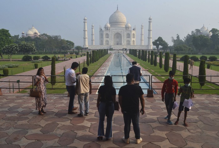 India masih berada di posisi kedua setelah AS dengan jumlah kasus Corona terbanyak. Namun, pemerintah malah memperbolehkan warganya untuk mengunjungi Taj Mahal.