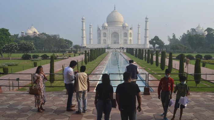 India masih berada di posisi kedua setelah AS dengan jumlah kasus Corona terbanyak. Namun, pemerintah malah memperbolehkan warganya untuk mengunjungi Taj Mahal.