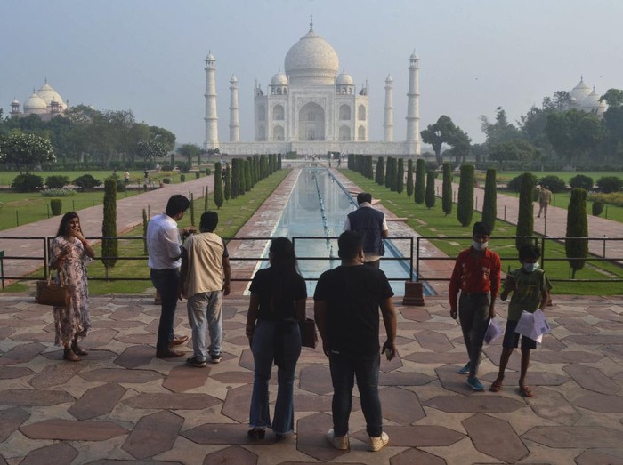 India masih berada di posisi kedua setelah AS dengan jumlah kasus Corona terbanyak. Namun, pemerintah malah memperbolehkan warganya untuk mengunjungi Taj Mahal.