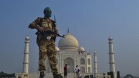 Pada Senin pagi (21/09), beberapa ratus pengunjung terpantau berada di dalam bangunan Taj Mahal. Personel keamanan mengingatkan semua orang untuk memakai masker. Jumlah pengunjung harian pun telah dibatasi, hanya 5.000 orang atau sekitar seperempat dari jumlah normal yang diizinkan untuk mengunjungi Taj Mahal.