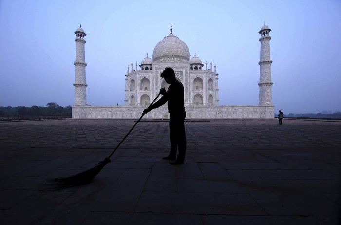 India masih berada di posisi kedua setelah AS dengan jumlah kasus Corona terbanyak. Namun, pemerintah malah memperbolehkan warganya untuk mengunjungi Taj Mahal.