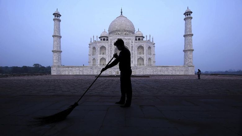India masih berada di posisi kedua setelah AS dengan jumlah kasus Corona terbanyak. Namun, pemerintah malah memperbolehkan warganya untuk mengunjungi Taj Mahal.