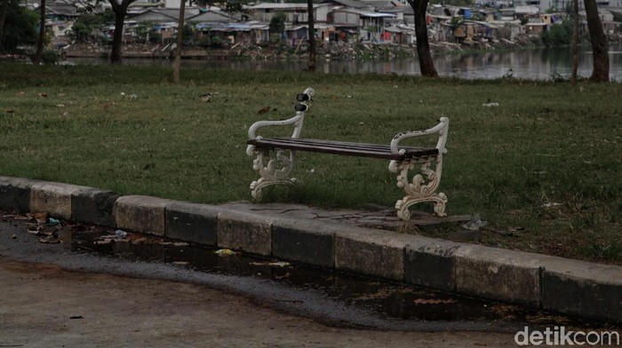 Hampir 7 bulan Taman Waduk Pluit ditutup karena PSBB guna mencegah penyebaran COVID-19. Namun, masih saja ada warga yang beraktivitas.