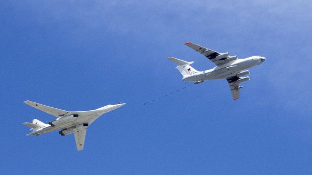 Tanker pengisian bahan bakar udara-ke-udara IL-78 Angkatan Udara Rusia, kanan, mendemonstrasikan pengisian bahan bakar pembom strategis Tu-160 di atas Lapangan Merah selama parade militer Hari Kemenangan untuk merayakan 73 tahun sejak akhir PD II dan kekalahan Nazi Jerman, di Moskow, Rusia, Rabu, 9 Mei 2018. (Foto AP / Alexander Zemlianichenko)