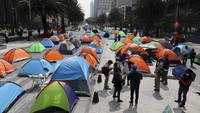 Dilansir dari AP, para demonstran yang diorganisir oleh Frente Nacional anti-AMLO or National Front Against AMLO memutuskan untuk berkemah di jalan sejak Minggu (20/9) akhir pekan lalu.