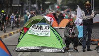 Para demonstran berkemah di kawasan Juarez Avenue untuk menuntut Presiden Meksiko Andres Manuel Lopez Obrador (AMLO) mengundurkan diri.