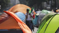 Para demonstran memblokir jalan di kawasan Juarez Avenue dengan ratusan tenda tersebut.