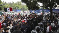 Sejumlah petugas kepolisian tampak melakukan blokade kepada para demonstran yang menggelar aksi menuntut Presiden Meksiko Andres Manuel Lopez Obrador (AMLO) mengundurkan diri.