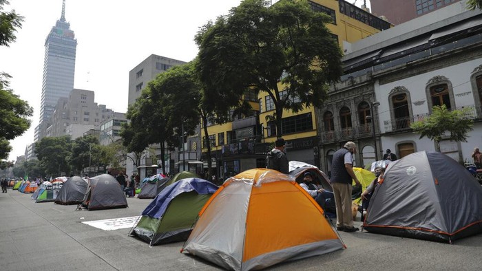 Tuntut Sang Presiden Mundur, Ratusan Warga Meksiko Kemah di Jalan Ratusan tenda penuhi salah satu jalan di Kota Meksiko. Tenda-tenda itu milik para demonstran yang menuntut presiden Meksiko Andres Manuel Lopez Obrador mundur.