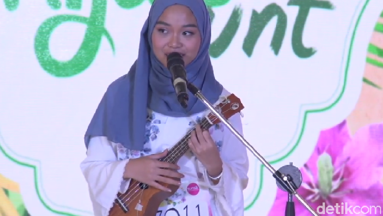 Peserta Hijab Hunt 2018 memamerkan kebolehan bermain ukulele