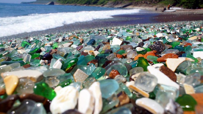 Karena Limbah Botol Pantai Ini Jadi Punya Pasir Kaca 