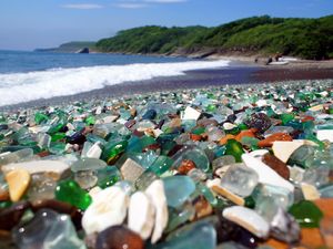Karena Limbah Botol, Pantai Ini Jadi Punya Pasir Kaca