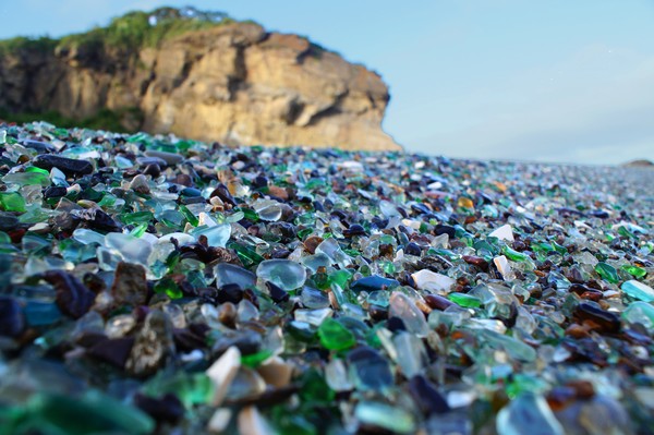 Namun karena pengikisan air laut, botol kaca dan keramik berubah bentuk jadi batuan indah di pinggir pantai.