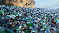 Namun karena pengikisan air laut, botol kaca dan keramik berubah bentuk jadi batuan indah di pinggir pantai.