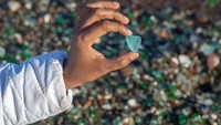 Batuan kaca tersebut kini memiliki bentuk yang beragam dengan warna yang indah.