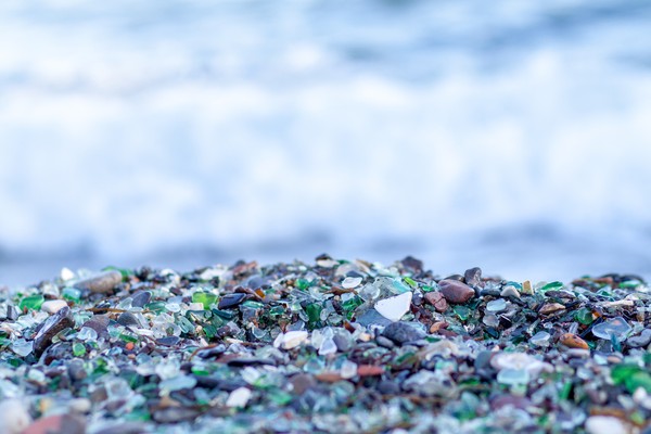 Foto Pasir  Pantai Kaca  Unik dari Limbah Botol