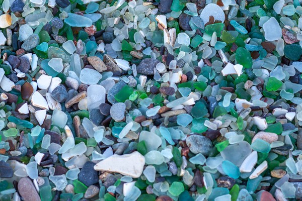 Foto Pasir  Pantai Kaca  Unik dari Limbah Botol Foto 5