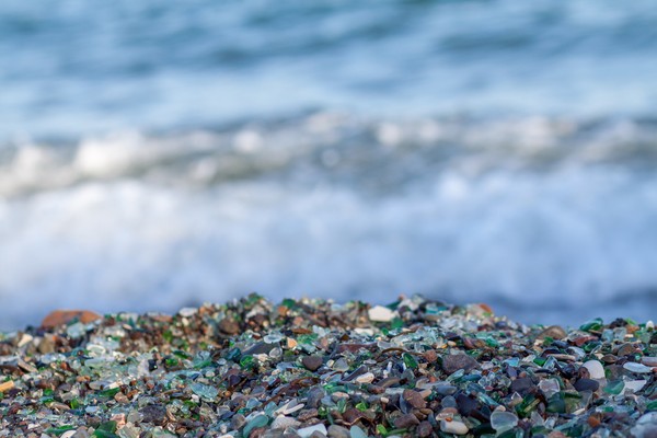 Foto Pasir  Pantai Kaca  Unik dari Limbah Botol