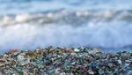 Foto: Pasir Pantai Kaca Unik dari Limbah Botol