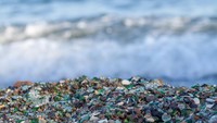 Semakin hari batuan di pantai ini semakin berkurang karena pengikisan air laut.
