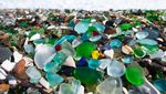 Foto: Pasir Pantai Kaca Unik dari Limbah Botol