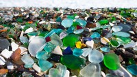 Pantai ini dulunya adalah tempat pembuangan limbah botol dan keramik.