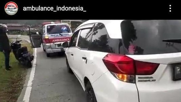 Viral video ribut-ribut rombongan ambulans jenazah dan pemobil, Banyumas, Senin (21/9/2020).