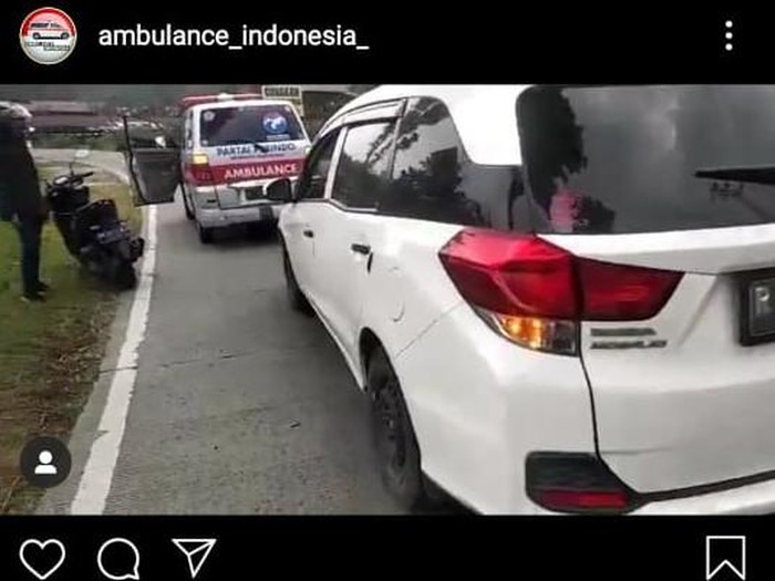 Viral video ribut-ribut rombongan ambulans jenazah dan pemobil, Banyumas, Senin (21/9/2020).
