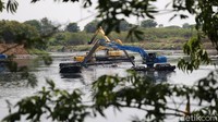 Pengerukan juga untuk mengantisipasi pendangkalan di waduk tersebut.