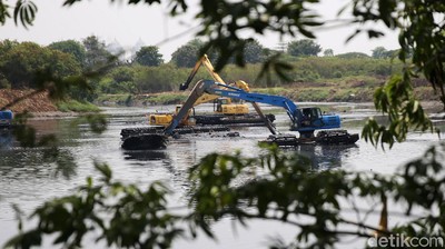 Waduk Ria Rio Dikeruk Antisipasi Musim Hujan