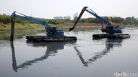 Pekerja melakukan pengerukan menggunakan ekskavator di Waduk Ria Rio, Senin (21/9/2020).