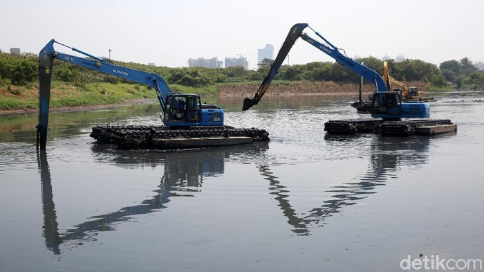 Waduk Ria Rio Dikeruk Antisipasi Musim Hujan Petugas melakukan pengerukkan lumpur dengan alat berat di Waduk Ria Rio, Jakarta Timur, Senin (21/9/2020). Pemerintak Provinsi DKI Jakarta terus melakukan daerah yang menjadi penampungan air seperti waduk dan kali sebagai bentuk antisipasi banjir dimusim hujan.