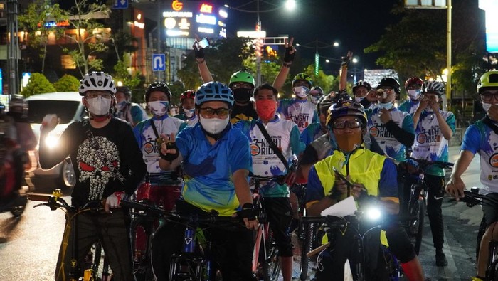 Wali Kota Banjarmasin Ibnu Sina bersama komunitas sepeda.