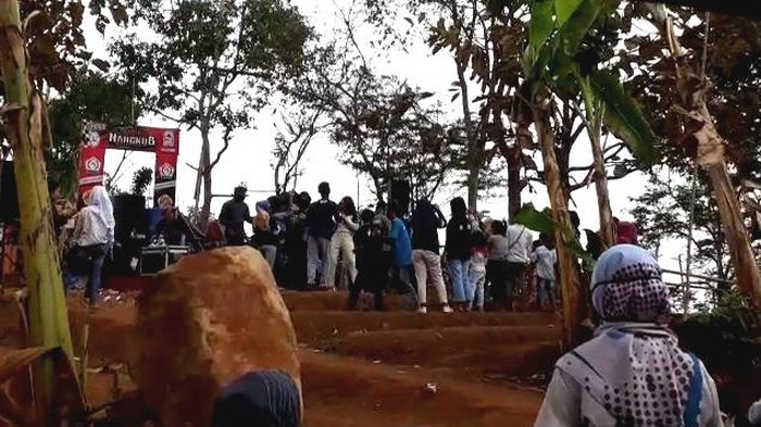 Warga Sumedang dangdutan di tengah AKB diperketat