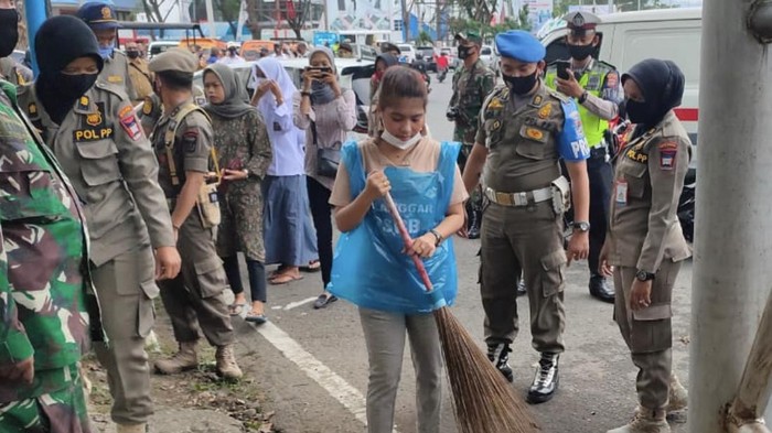 Warga tak bermasker terjaring operasi yustisi di Padang (Jeka Kampai-detikcom)