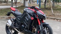 Menarik garis desain dari samping, Yamax Z400 juga dibekali desain knalpot double muffler yang terpasang di sisi kiri dan kanan. Meski punya tampang yang mirip. Yamax Z400 dan Z1000 punya hal berbeda di sektor dapur pacunya. Foto: Dok. Facebook Universe Bike Maroc