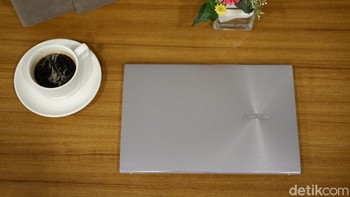 Bodi kedua laptop ini berbahan aluminum dengan desain diamond cut. (Foto: Adi Fida Rahman/detikINET)