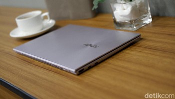 Laptop ini juga memiliki bodi yang sangat kokoh dan telah mendapatkan sertifikasi lolos uji standar militer AS. (Foto: Adi Fida Rahman/detikINET)