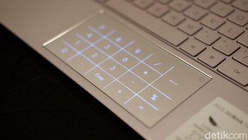 Asus menawarkan fitur NumberPad 2.0. Tidak hanya dengan tombol pengontrol tingkat kecerahan, disertakan tombol pengontrol yang dapat digunakan untuk membuka aplikasi kalkulator. (Foto: Adi Fida Rahman/detikINET)