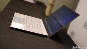 ZenBook ini dilengkapi port USB Type-C. Port tersebut mendukung teknologi USB Power Delivery. Artinya, laptop ini dapat diisi dayanya melalui port USB Type-C. (Foto: Adi Fida Rahman/detikINET)