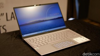 Pada bagian atas layar laptopnya ada 3D IR camera yang mendukung Windows Hello untuk login ke Windows dengan facial recognition (Foto: Adi Fida Rahman/detikINET)