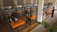 Badan Kepegawaian Daerah (BKD) Kota Surabaya menggelar ujian Seleksi Kompetensi Bidang yang diikuti 1.142 peserta CPNS dengan menerapkan protokol kesehatan pencegahan COVID-19 secara ketat di antaranya, menyiapkan 12 bilik khusus bagi peserta yang memiliki hasil rapid test reaktif.
