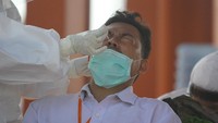 Selain menyediakan bilik khusus, tersedia pula fasilitas uji swab gratis bagi peserta dengan hasil rapid test reaktif usai mengikuti ujian Seleksi Kompetensi Bidang (SKB), di GOR Pancasila, Surabaya.
