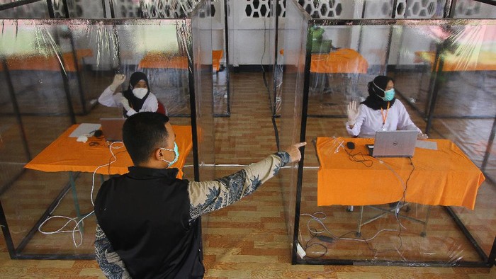 Ada Bilik Khusus Bagi Peserta Tes CPNS yang Reaktif di Surabaya Sejumlah bilik khusus disediakan bagi peserta tes CPNS yang memiliki hasil 'rapid test' reaktif di Surabaya. Seperti apa potretnya?