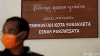  Menurut Sekretaris Satgas Penanganan COVID-19 di Solo, Siti Wahyuningsih, penutupan kantor Dinas Pariwisata itu ditutup hingga hasil tes swab pegawai lain yang memiliki kontak dengan satu orang pegawai yang dinyatakan positif COVID-19 diketahui hasilnya.