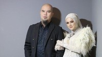 Mulan Jameela menikahi Ahmad Dhani, mantan suami Maia Estianty yang merupakan temannya sendiri. Foto: Instagram @mulanjameela1