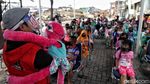 Aksi Jenaka Para Badut Hibur Anak-anak Korban Kebakaran