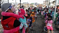 Aksi jenaka para badut tersebut diharapkan dapat membantu menghilangkan trauma pada anak-anak yang terdampak kebakaran di kawasan tersebut.