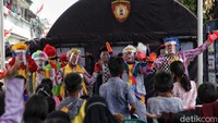 Para badut yang beraksi menghibur anak-anak pun juga tampak menggunakan face shield atau pelindung wajah untuk mengantisipasi penyebaran virus Corona.