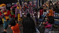Sejumlah badut menghibur anak-anak yang menjadi korban kebakaran di kawasan Kalibaru, Cilincing, Jakarta, Selasa (22/9/2020).
